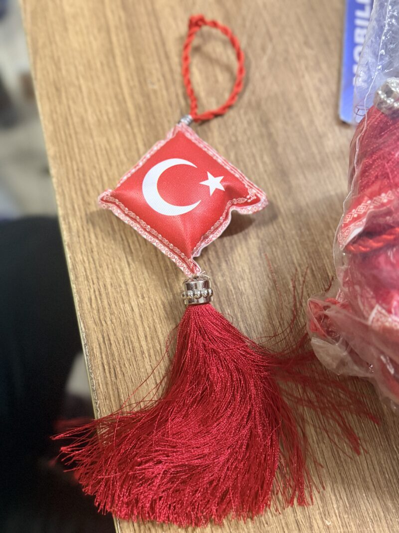 SÜS ASMA BAYRAK PÜSKÜLÜ